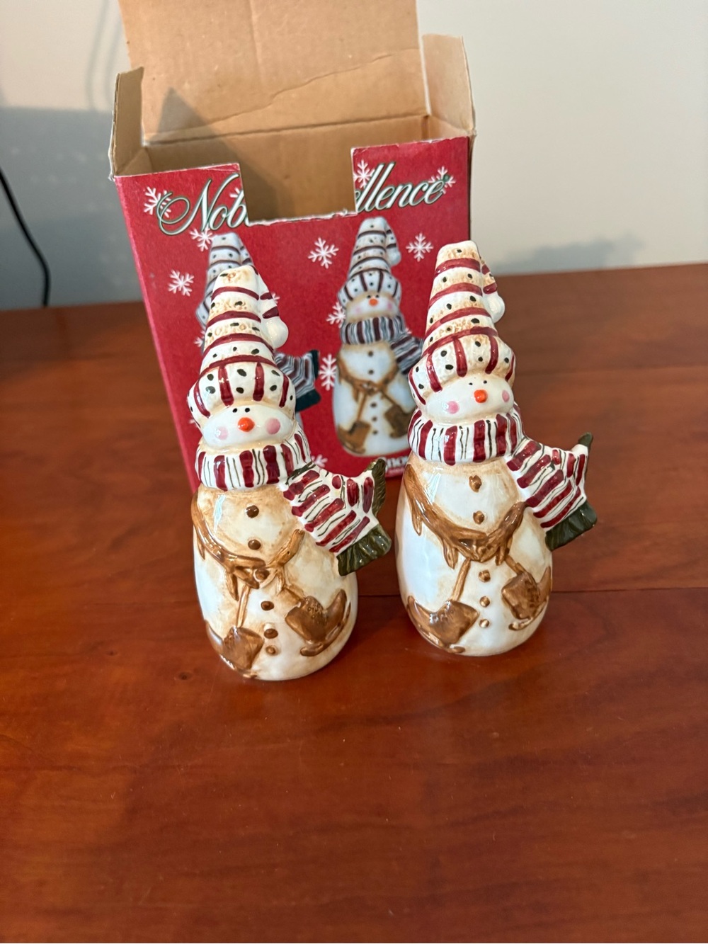 Cozy Snowman Salt & Pepper Shakers Christmas Kitchen Decor - Picture 5 of 6